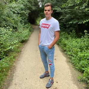 Meet your Posher, Tomas